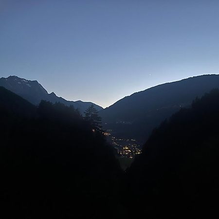 Natur Zeit - Alpine Garden Apartments Mayrhofen Bagian luar foto