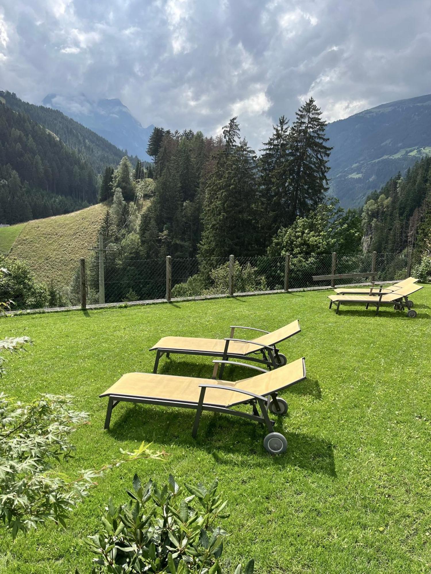 Natur Zeit - Alpine Garden Apartments Mayrhofen Bagian luar foto