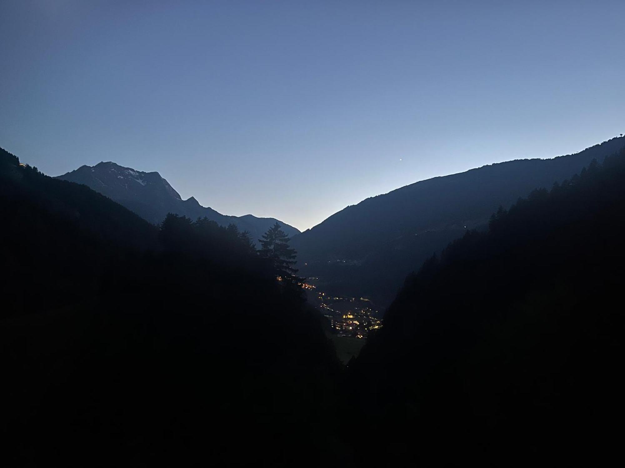 Natur Zeit - Alpine Garden Apartments Mayrhofen Bagian luar foto
