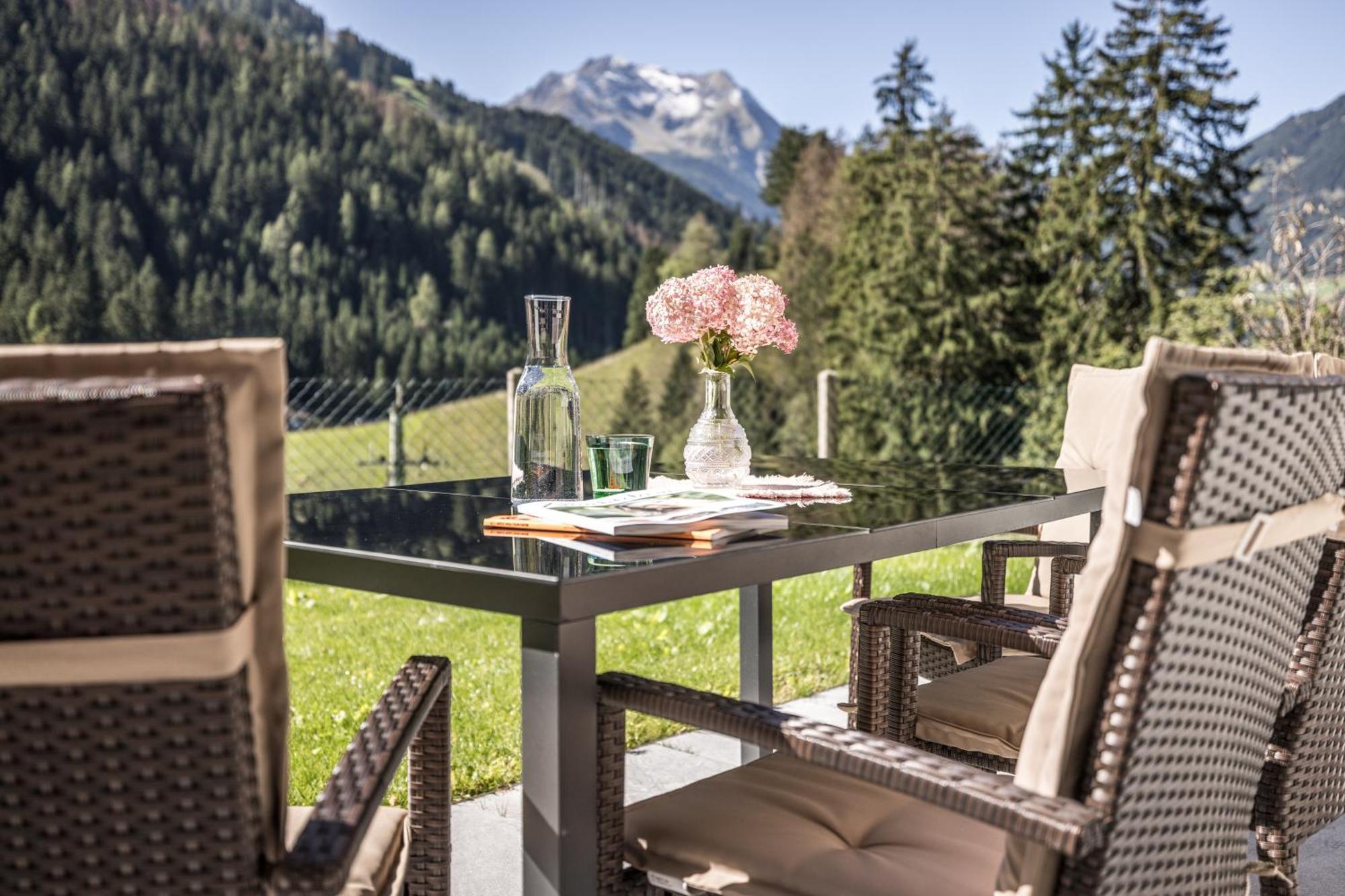 Natur Zeit - Alpine Garden Apartments Mayrhofen Bagian luar foto